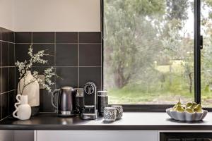 Bluegum Hideaway - luxury accom, air-con throughout, 2 kitchen & living areas