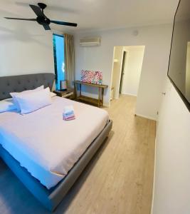 Quiet and tropical 3 bedroom holiday unit within walking distance to the Strand and Stadium --non smoking property--