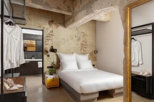 Anise Aluma Athens, Tapestry Collection by Hilton