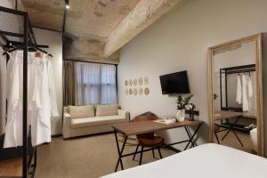 Anise Aluma Athens, Tapestry Collection by Hilton