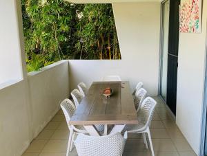 Quiet and tropical 3 bedroom holiday unit within walking distance to the Strand and Stadium --non smoking property--