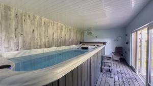 Wester Curr Cottage - Luxury 5-Star Cottage with Private Pool & Hot Tub
