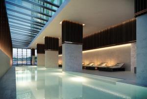 Gorgeous City Views 70th Floor 3BR Apartment with Pool and Gym