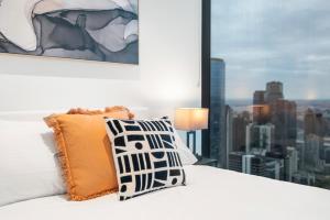 Gorgeous City Views 70th Floor 3BR Apartment with Pool and Gym