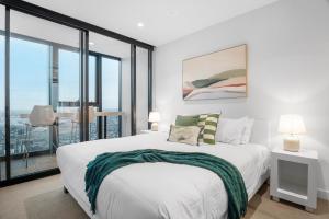 Gorgeous City Views 70th Floor 3BR Apartment with Pool and Gym