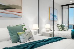 Gorgeous City Views 70th Floor 3BR Apartment with Pool and Gym