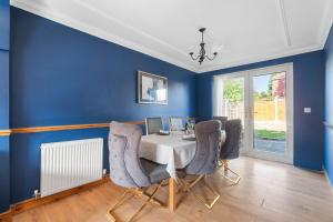 Detached house in Ashford with Free Parking & Hot Tub