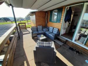 Chalets location type gite, chambre d-hote, meuble de tourisme dans joli petit chalet typique et ou jolie roulotte type boheme : photos des chambres