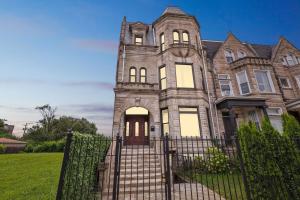 Apartment Near Downtown & UChicago condo