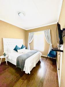 Townhouse on 6526 Boiketlo Street, Golfview