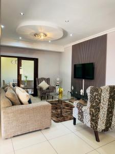 Townhouse on 6526 Boiketlo Street, Golfview