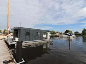 Spend the night on the water in Lemmer - 莱米尔