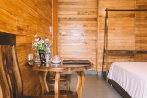 Phòng Deluxe Giường Đôi/2 Giường Đơn Nhìn Ra Hồ Bơi (Deluxe Double or Twin Room with Pool View)