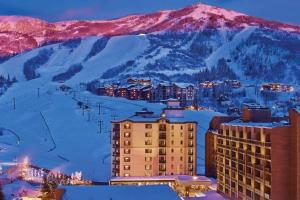 Skiers retreat in this 1BD condo with pool spa restaurant onsite