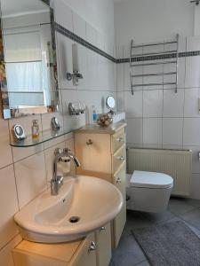 Klamar Ferienwohnung Monteur Wohnzimmer Esszimmer 1 Schlafzimmer Küche Diele Bad in Erftstadt Niederberg