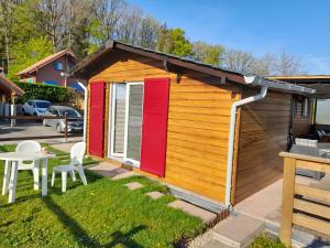 Chalets location type gite, chambre d-hote, meuble de tourisme dans joli petit chalet typique et ou jolie roulotte type boheme : photos des chambres