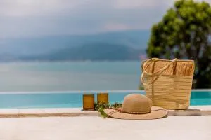 BEACHSIDE VILLA - VESPA - 3 BDR VILLA plus 1 BDR APARTMENT at SUNSET COVE BAY with SEA and MOUNTAIN VIEWS, 100 meters to the Swimming Beach - Thong Son Beach