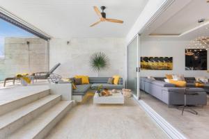 BEACHSIDE VILLA - VESPA - 3 BDR VILLA plus 1 BDR APARTMENT at SUNSET COVE BAY with SEA and MOUNTAIN VIEWS, 100 meters to the Swimming Beach