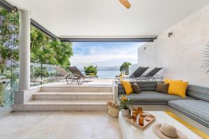 BEACHSIDE VILLA - VESPA - 3 BDR VILLA plus 1 BDR APARTMENT at SUNSET COVE BAY with SEA and MOUNTAIN VIEWS, 100 meters to the Swimming Beach