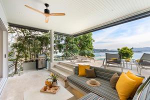 BEACHSIDE VILLA - VESPA - 3 BDR VILLA plus 1 BDR APARTMENT at SUNSET COVE BAY with SEA and MOUNTAIN VIEWS, 100 meters to the Swimming Beach