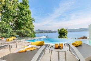 BEACHSIDE VILLA - VESPA - 3 BDR VILLA plus 1 BDR APARTMENT at SUNSET COVE BAY with SEA and MOUNTAIN VIEWS, 100 meters to the Swimming Beach