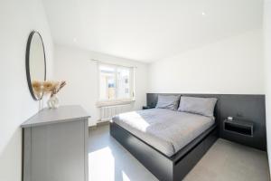 Renovated Lake View Apt with AirCon