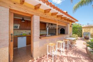 Villa with private pool and tennis court 150 metres from the sea-Villa el Olivo