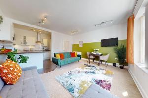 City Centre - 2 Bed Apartment- Free Parking & Netflix