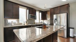 Modern Boho Chic - King Bed - 4 BR - Midtown