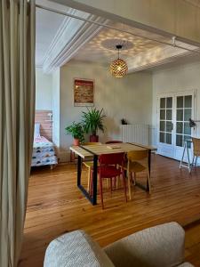 Grand loft lumineux, hyper centre & parking privé