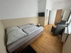 Zimmer für 2 Personen-Bad-Kühlschrank-TV-11