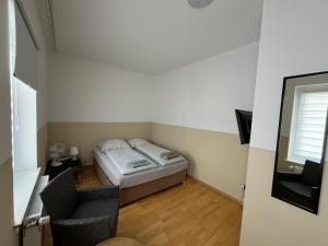 Zimmer für 2 Personen-Bad-Kühlschrank-TV-11