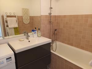 Les pieds presque dans leau