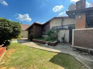 3-Bedroom Oasis with Pool - Southgate