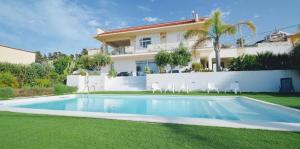 Villa Dwellings With Pool For Exclusive Use