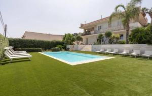Villa Dwellings With Pool For Exclusive Use