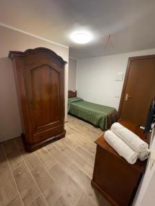 Triple Room with Private Bathroom room in Hotel Cortese