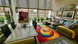 Float uniquely on Liverpool Waterfront on our high end 8 berth Houseboat