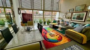 Float uniquely on Liverpool Waterfront on our high end 8 berth Houseboat - 布兰博罗