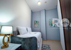 Serene 1BR I Private Study Nook I Downtown Dubai
