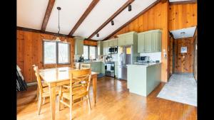 Beautiful Windham Chalet 2 minutes to the Mountain