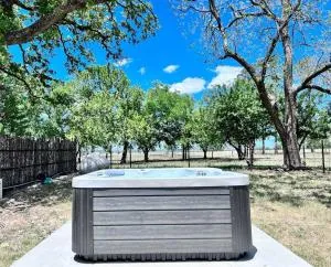 Little Haus on the Farm with a Hot Tub - Crabapple