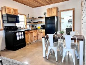 Little Haus on the Farm with a Hot Tub