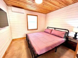 Little Haus on the Farm with a Hot Tub