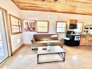 Little Haus on the Farm with a Hot Tub