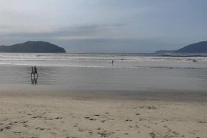 Casa pé na areia - Perequê Açu