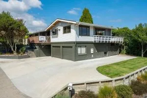 Spacious and Superb! - Waitahanui