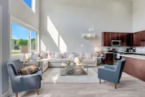 Luxe Condo Overlooking Park - Lathrup Village