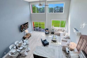 Luxe Condo Overlooking Park