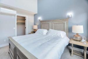 Luxe Condo Overlooking Park